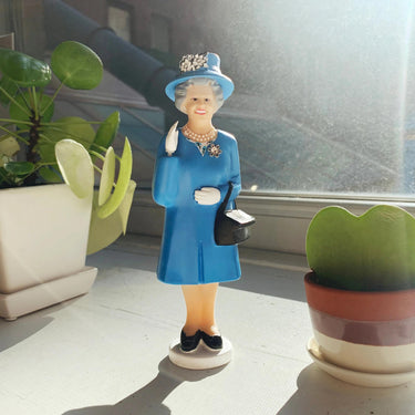 Kikkerland Solar Queen Derby Güneş Enerjisiyle El Sallayan Kraliçe Elizabeth Figürü